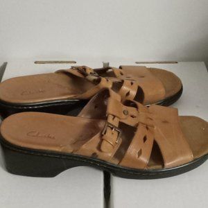 𝅺CLARKS Womens tan Leather slip on buckle sandals low heel flats boho EUC sz 9